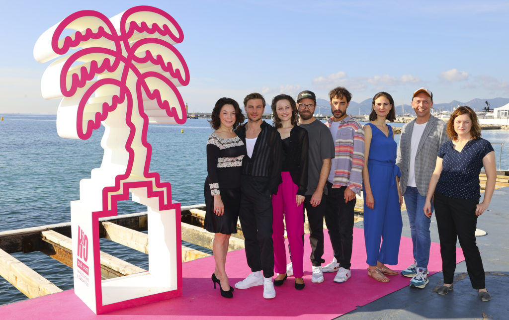 Dominique Devenport und Jannik Schümann sind erneut als legendäres Liebespaar Sisi und Kaiser Franz zu sehen. Hier die Crew während Canneseries / MIPCOM. Copyright: Mandoga Media