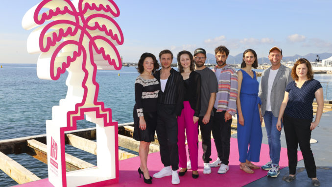 Dominique Devenport und Jannik Schümann sind erneut als legendäres Liebespaar Sisi und Kaiser Franz zu sehen. Hier die Crew während Canneseries / MIPCOM. Copyright: Mandoga Media