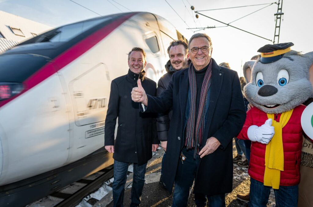 Pascal Weber, Michael  und Roland Mack freuen sich über den täglichen Halt des TGV INOUI in Ringsheim/Europa-Park. Copyright: Mandoga Media